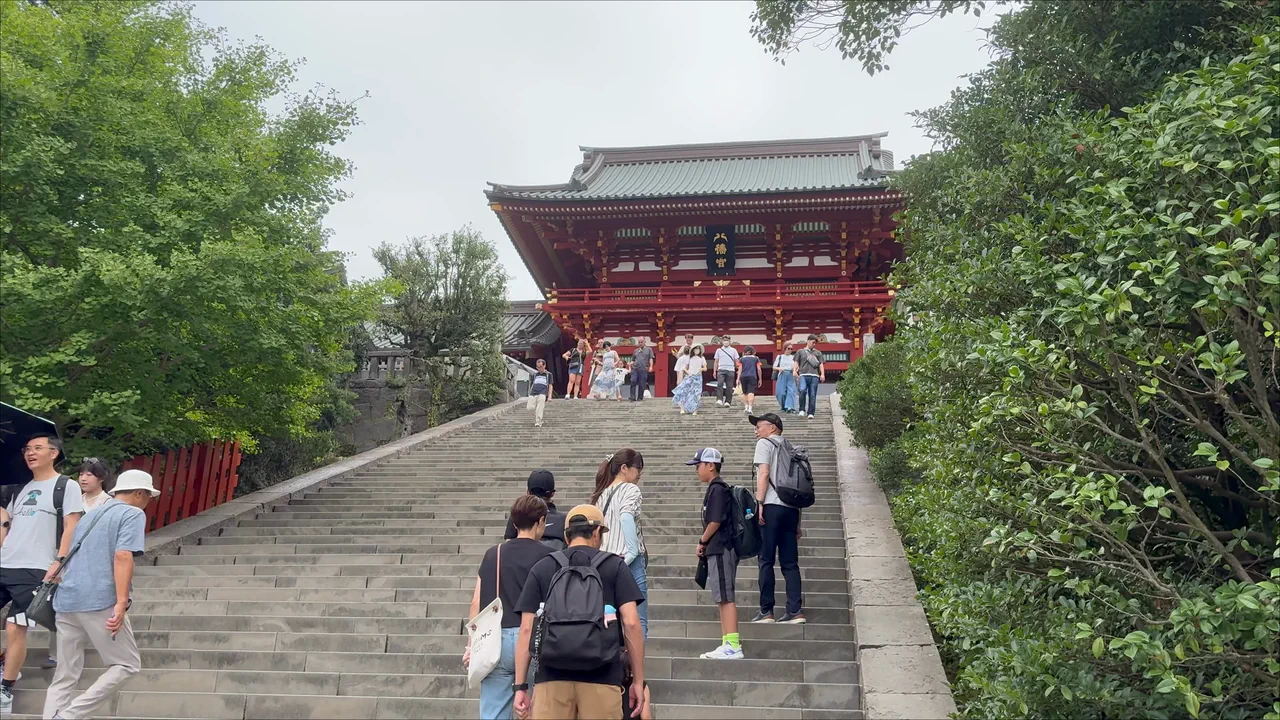 The approach to Tsurugaoka Hachimangu in Kamakura, seen during this walking itinerary